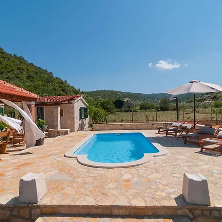 Beautiful In With Kitchen Holiday home